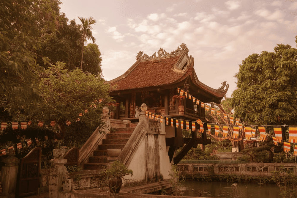 Với vị tr&iacute; đắc địa ngay trung t&acirc;m thủ đ&ocirc;, Ch&ugrave;a Một Cột l&agrave; điểm đến t&acirc;m linh l&yacute; tưởng cho mọi du kh&aacute;ch khi gh&eacute; thăm H&agrave; Nội